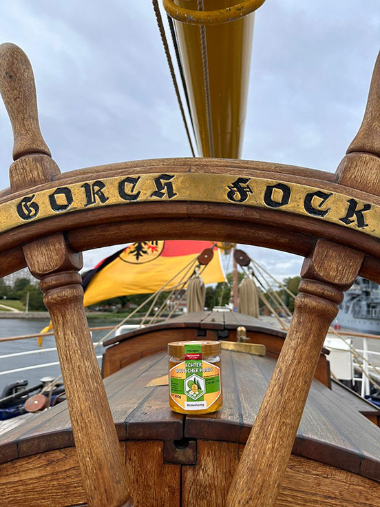 Der Deutsche Imkerbund auf der Gorch Fock II - Tobias Rommel